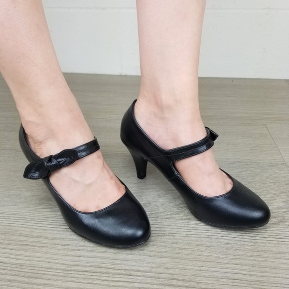 Closed Toe Low Mid Heel Bow Strap Dress Pump - Picture 3 of 8